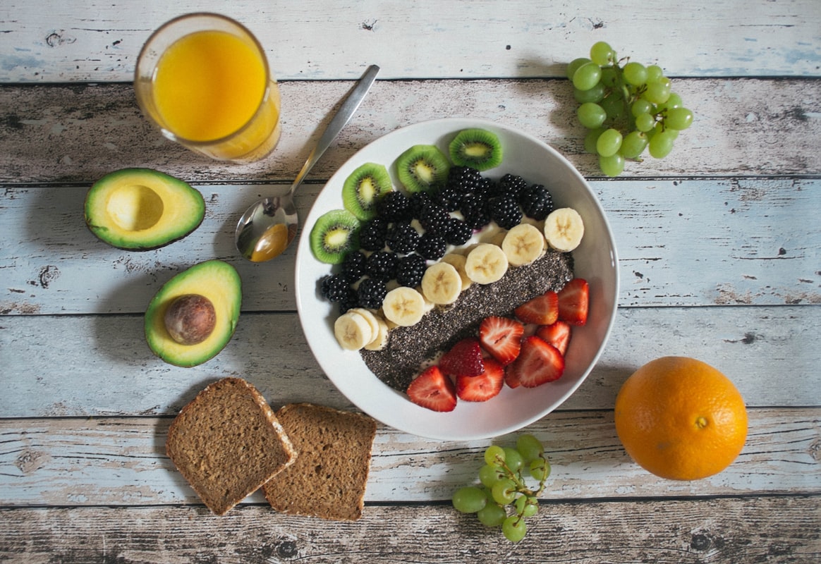 Balanced nutrition plate with fresh vegetables and whole grains